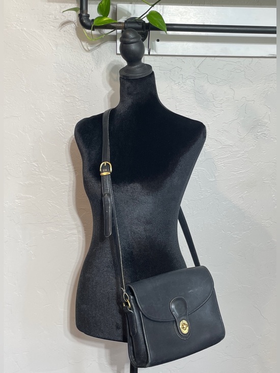 Coach Handbags - Vintage Coach Leather Turn Lock Crossbody/Shoulder/Purse Bag - 90s Brass Hardwar